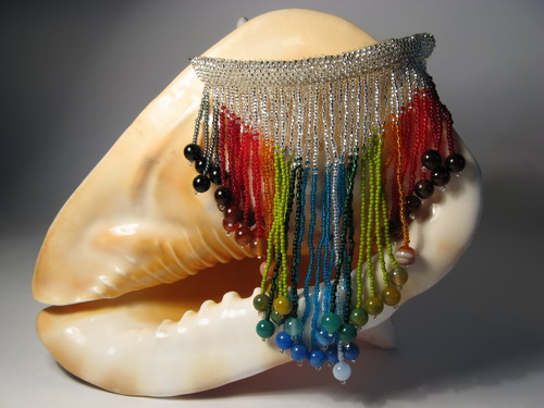 Ожерелье из бисера с подвесками из самоцветов