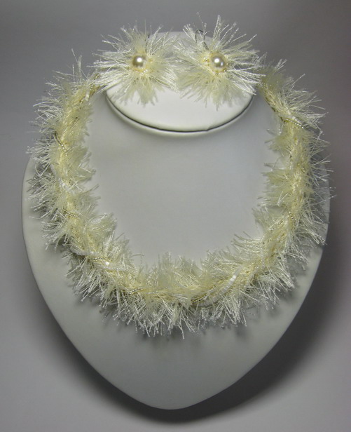 Вязаное ожерелье и серьги