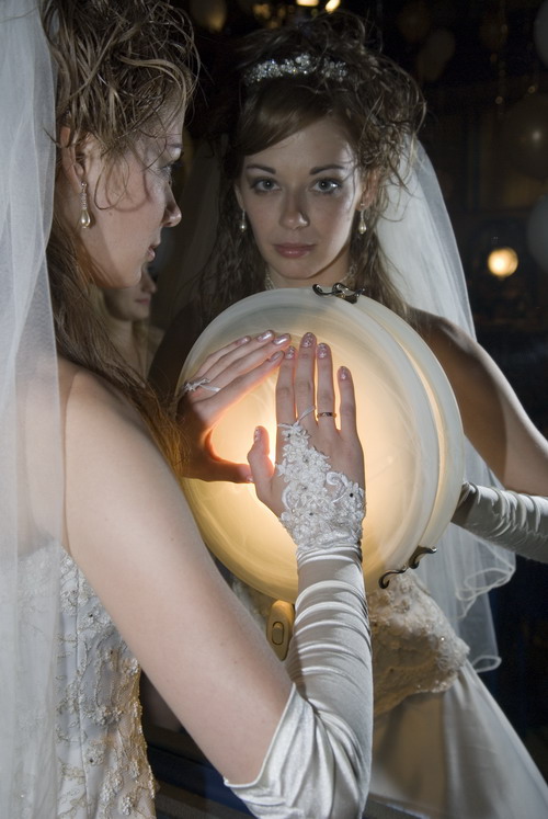 Свадебные серьги из бисера на невесте
