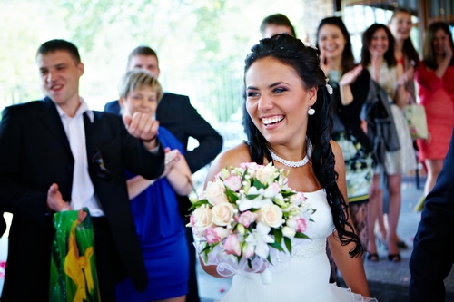 Свадебное ожерелье и серьги из бисера и жемчуга на невесте