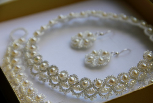 Белое свадебное ожерелье для невестыиз бисера и жемчуга (анкарс, фриволите)