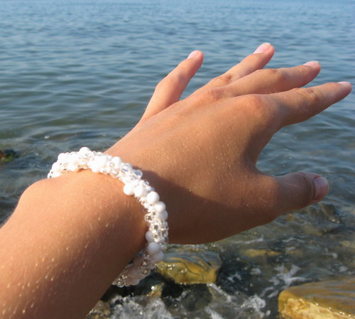 Белый браслет для девушки