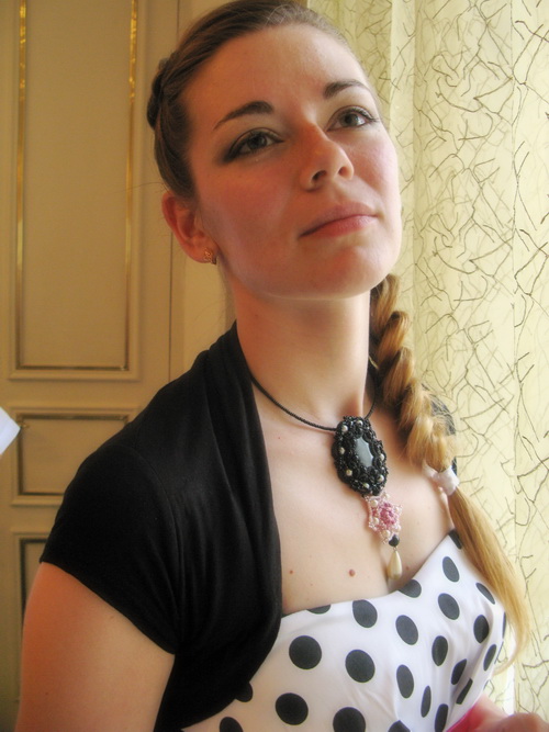 Черно-розовое украшение на шею от Дарины Никоновой (анкарс, фриволите)