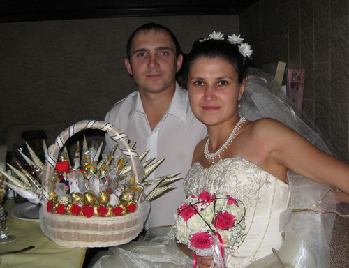Жених и невеста со Свадебным букетом из конфет