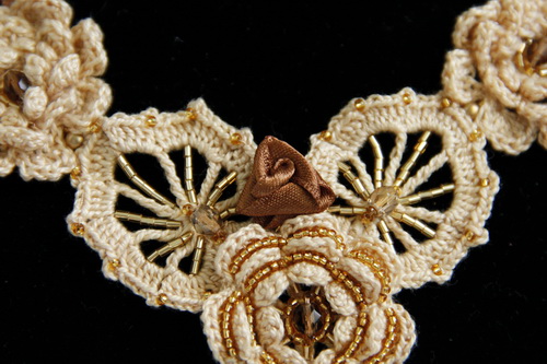 Кремовое ожерелье на атласное ленте с бисером и бусинами