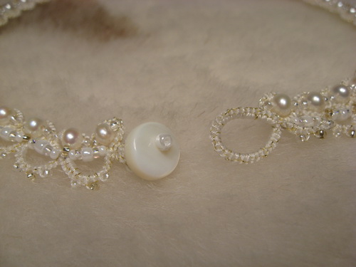 Застёжка свадебного ожерелья из бисера и жемчуга