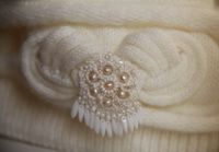 Жемчуженки - вышивка с жемчугом и бисером Gutermann для вязаной шапки - фото и работа Дарины Никоновой